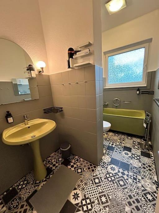 Duplex Ullstein- 4 Bedrooms, 2 Bathrooms, Living Room, 2 Parking Spaces, Boxspringbeds, Family & Business Apartment! Appartement
